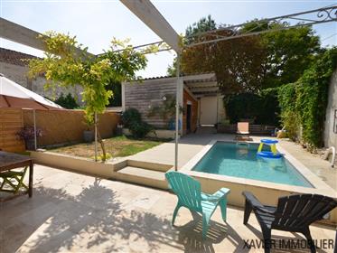 Maison de village en pierre avec 4 chambres et piscine.
