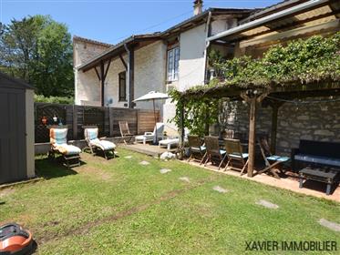 Très belle maison de village en pierre sur trois niveaux avec jardin.