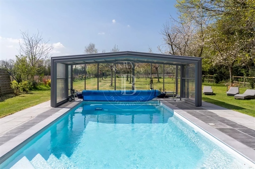 Saint-Gatien-Des-Bois, property offering great volume with a swimming pool and a 4-ha (9.9-acre) par