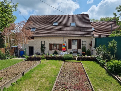 House 5 bedrooms- in quiet hamlet with detached barn and lan...