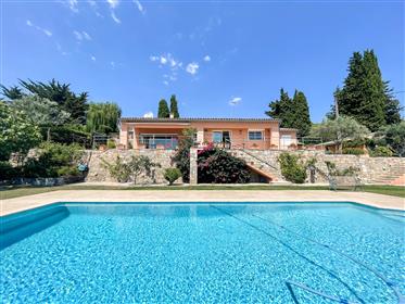 Une villa exceptionnelle de 4 chambres avec piscine à et vues, à quelques minutes à pied du village.