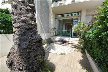 Two bedroom apartment on prestigious Promenade des Anglais