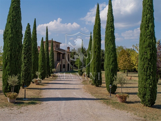 Beautiful farmhouse with swimming pool located in an open and scenic position just 5 km from Lake Trasimeno.