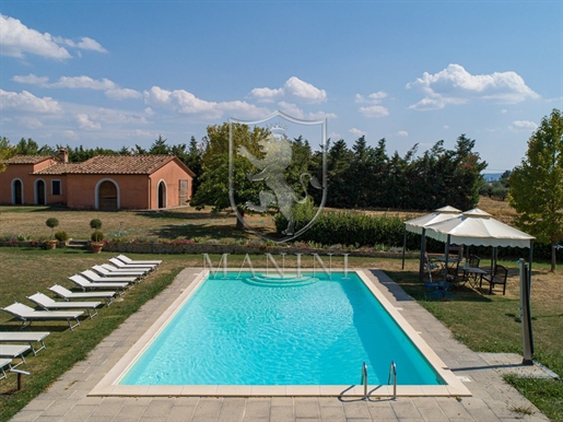 Beautiful farmhouse with swimming pool located in an open and scenic position just 5 km from Lake Trasimeno.