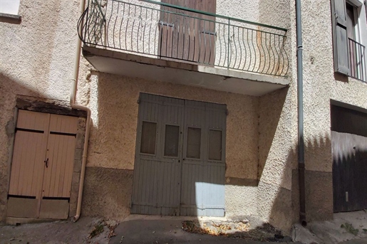 In the center of Riez, village house of 114 m², crossing ove...