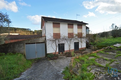 A farmhouse bordering the river, five minutes from Penela.
This property comprises a grou