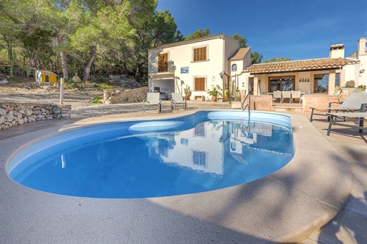 Lovely finca with pool and sea views in Manacor