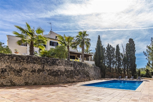 Bella villa mallorquina con piscina con vistas al bosque en Palma