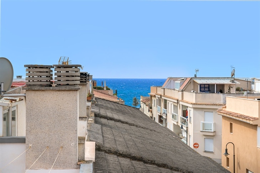 Bonito chalet adosado con terraza y vista parcial al mar en El Molinar