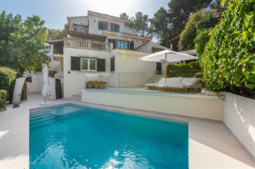 Villa con piscina, vista parcial al mar y piso de invitados en Génova