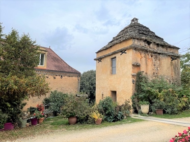 Panoramic views for this characterful property with main house, 2 gites and outbuildings - Dordogne