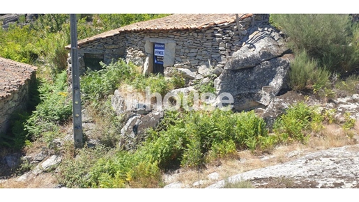 Entrepôts en ruines à Agordela