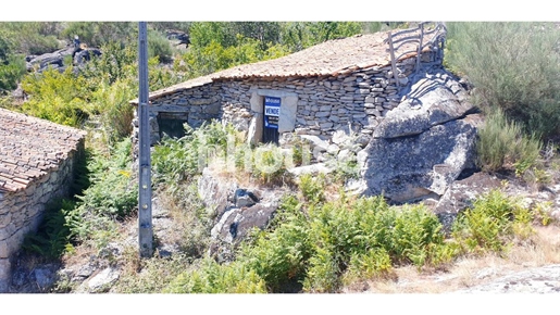 Entrepôts en ruines à Agordela