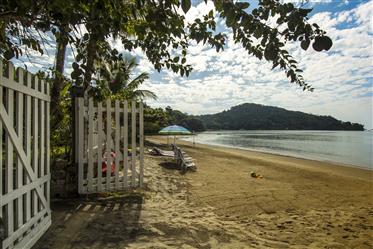 Magnifique maison à vendre piscine de style colonial, front de mer à Paraty