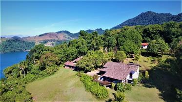 Beautiful seafront property with private deck in Angra dos Reis.