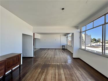 Duplex penthouse with sea view in Arpoador for renovation