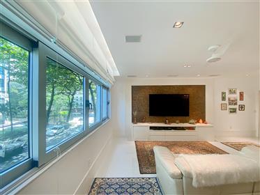 Renovated apartment in Ipanema with outdoor space for sale