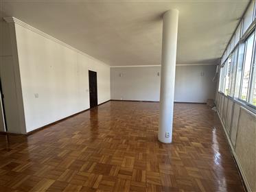 Apartment with partial sea view to reform in Ipanema
