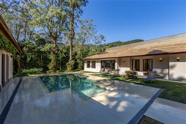 Wonderful renovated mansion on Lake Comary in Teresópolis for sale