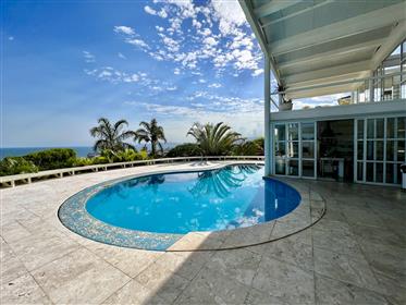 Maison spacieuse avec piscine pensée par un architecte à vendre à Joá