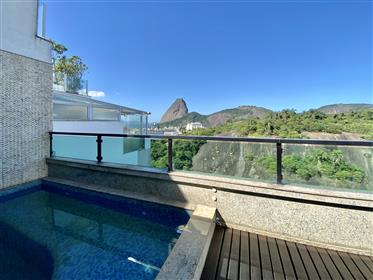 Charming penthouse with panoramic views for sale in Flamengo