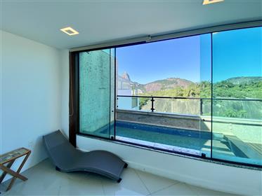 Charming penthouse with panoramic views for sale in Flamengo