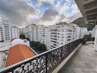 Apartment next to Copacabana Palace with side sea view