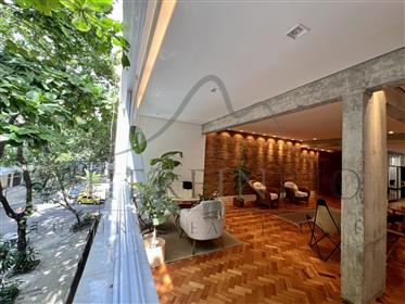 Renovated and close to the beach apartment for sale in Copacabana