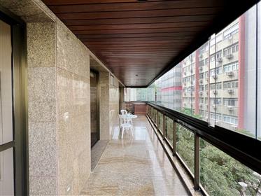 Bel appartement rénové avec balcon à vendre à Ipanema