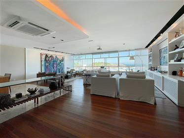 Luxury apartment with sea view in Arpoador