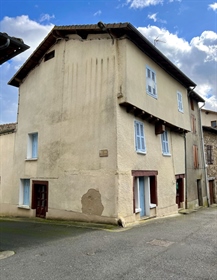 Building with great potential in the very center of the town of Bellac (great rental poten