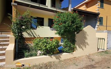 Sardegna Budoni – Apartamento de tres habitaciones en planta baja con terraza en San Lorenzo
