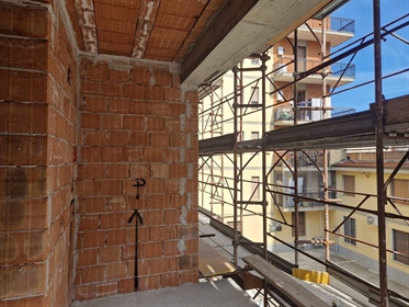 In piccola palazzina in totale fase di ristrutturazione, appartamento di 53mq con terrazza