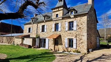 Propriete De Caractere , Renovation Recente, Avec Dependances Et Piscine, Aux Environs De Figeac (Lo