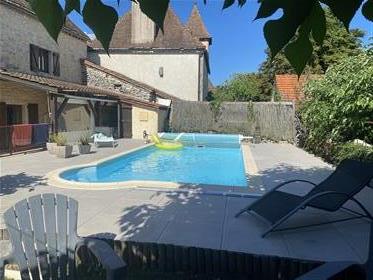 Delightful enclosure with quercy house, swimming pool, bread oven and garden, near Figeac, west (Lo