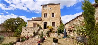 Beautiful tower of the Middle Ages with outbuilding and garden near Figeac (Lot) 
