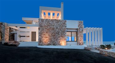Diese prächtige Villa befindet sich in der nördlichen Region von Zakynthos, mit Blick auf ...