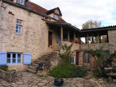 Hermosa casa renovada Quercy T4, jardín