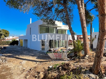 Modern luxury villa with 1.680 m2 plot for sale in Alicante