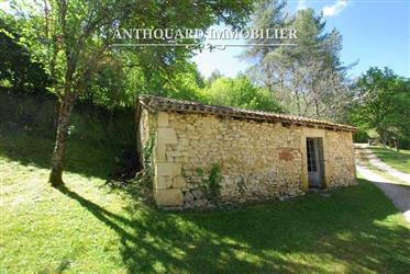 East of Périgueux, 15 minutes from the city centre, in a hil...