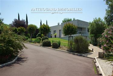 Exceptionnel à Périgueux, maison d'architecte sur un parc arboré de 6750m2