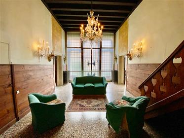 Venice - Santa Croce – Stunning noble floor – ref.177c