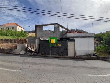 Moradia para reconstrução, localizada nos Canhas (Ponta do Sol).

Moradia de pequenas di