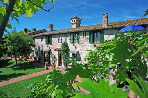 “Le Rose del Lago” is a beautiful farmhouse located in Umbri...