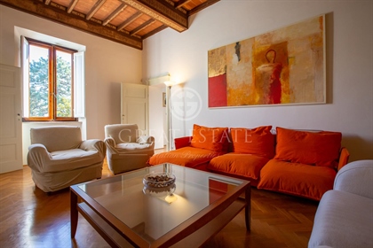 This property, dating back to 1600, overlooks the town of Siena and consists of the main v