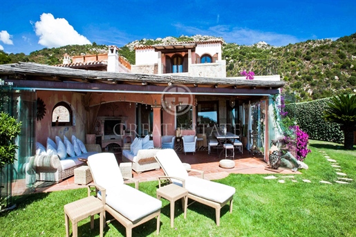 Villa Ginestre, due to its enviable position on top of a complex of villas, is characteriz