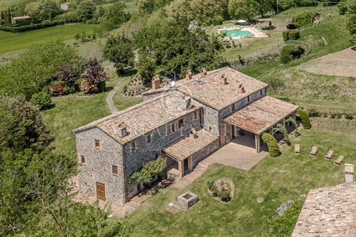 Beautiful property halfway between Orvieto and Lake Bolsena with a typical farmhouse in st