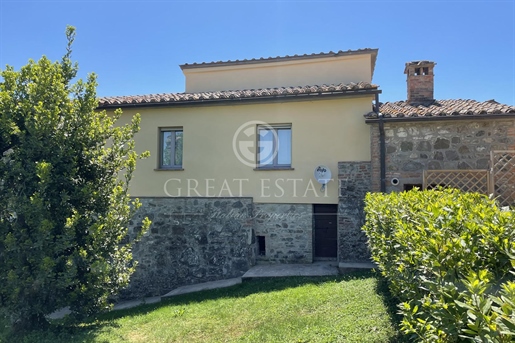 This lovely, completely restored portion of the farmhouse is located in Cetona, within a c