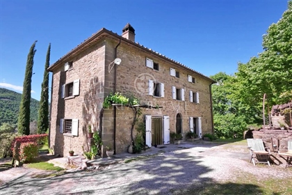 A short distance from the towns of Città di Castello and Castiglion Fiorentino, between Um...