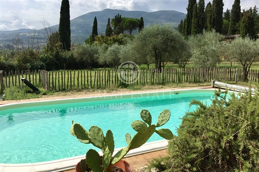"La Casa Gialla" is a property located a short walk from the center of Cetona (Si) made up